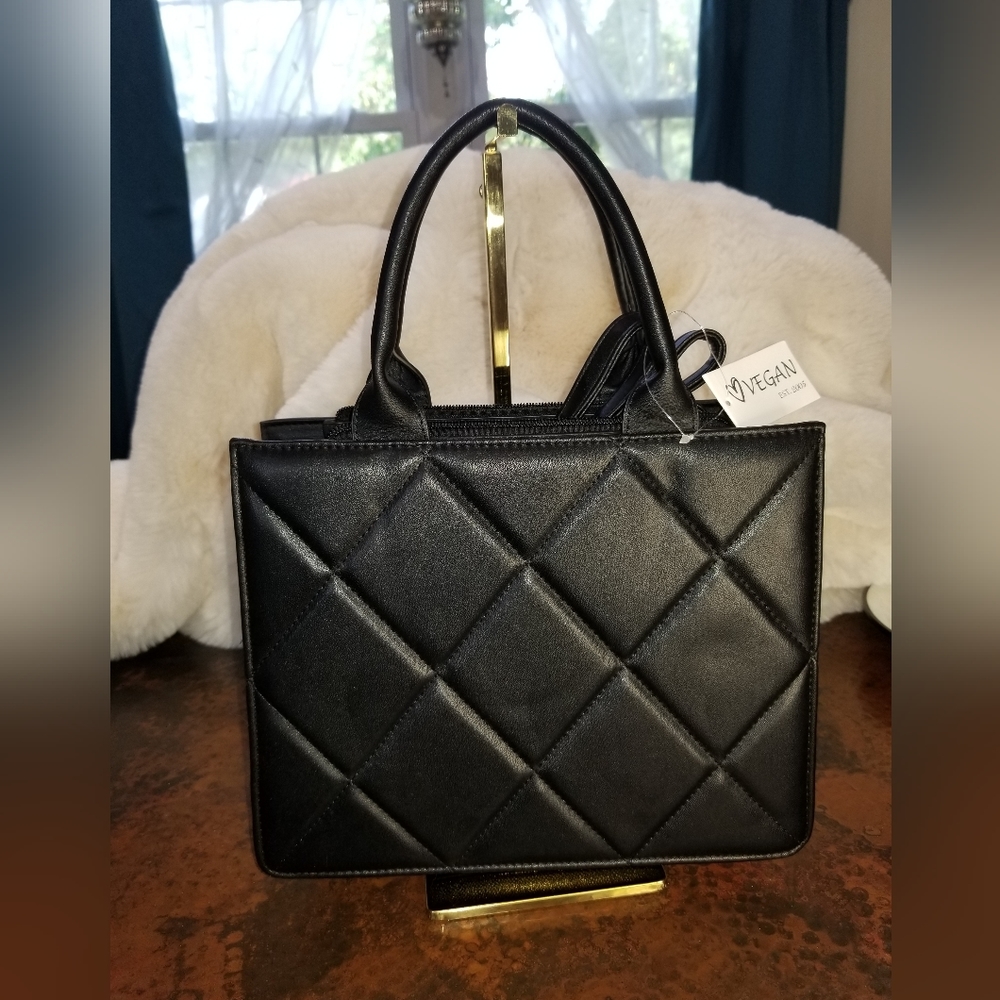 NWT UNBRANDED quilted front vegan leather hand/shoulder bag.